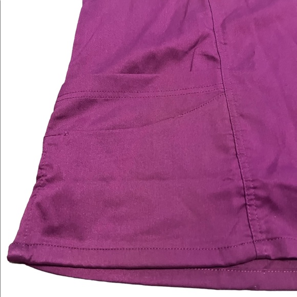 🌟NWT🌟 Marilyn Monroe Medichic Wine Stretch Scrubs Top - Picture 3 of 7